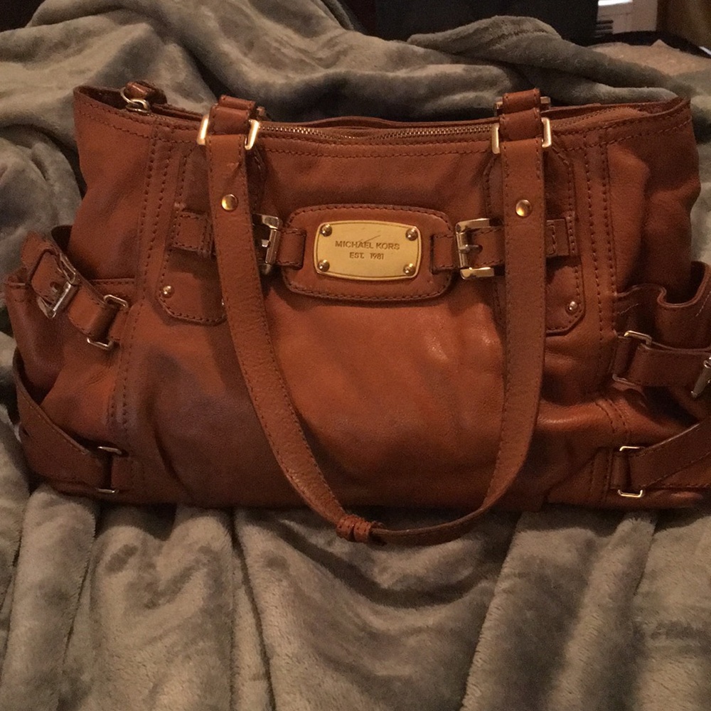 AUTHENTIC MICHAEL KORS LEATHER PURSE IN TAN